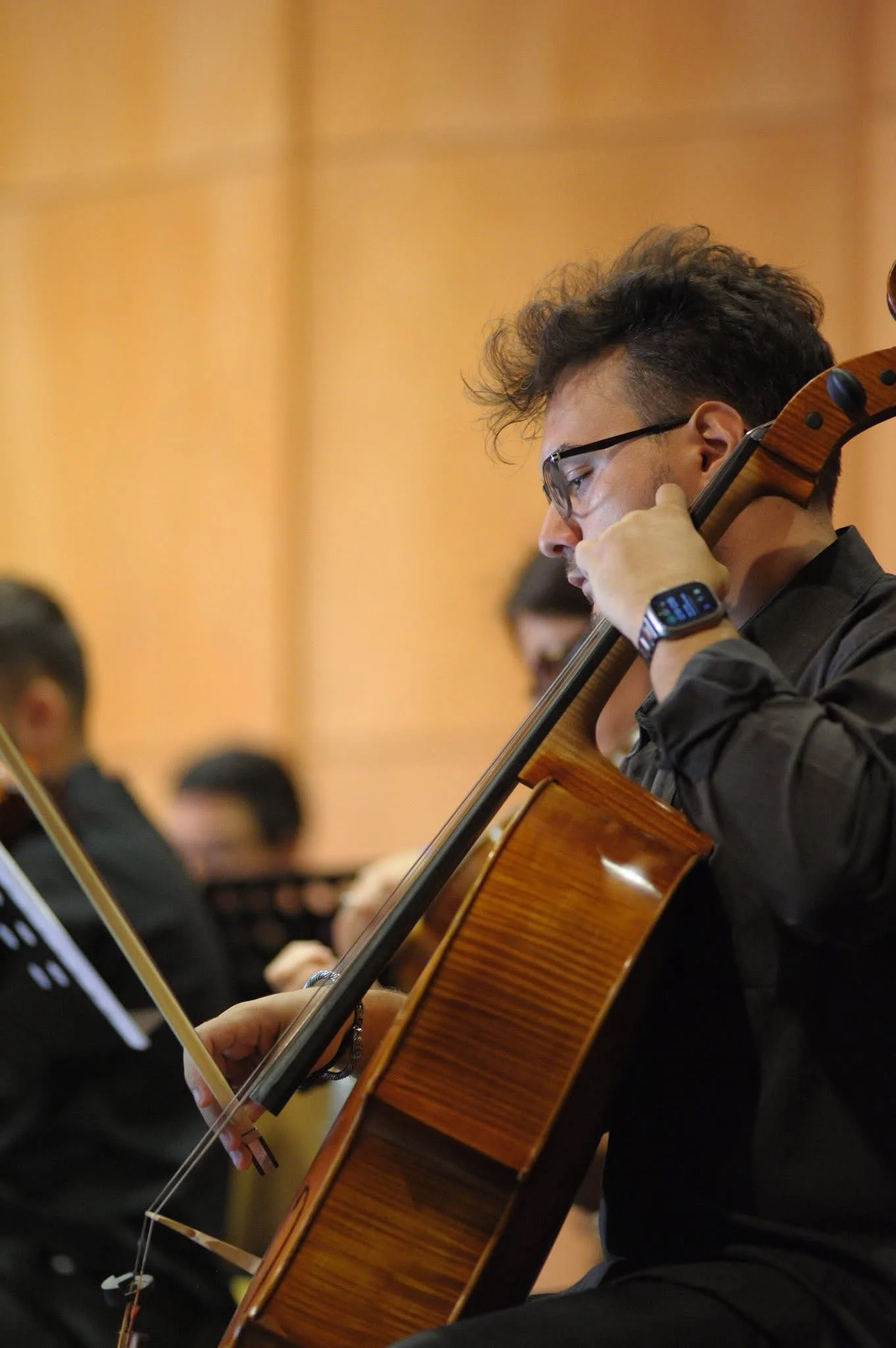 Angelo Federico concentrato durante un concerto orchestrale