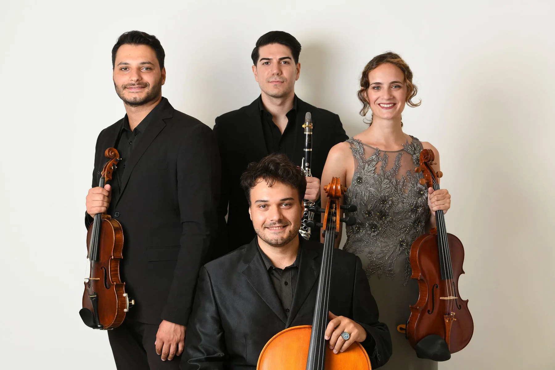 Ensemble cameristico in posa con Angelo Federico