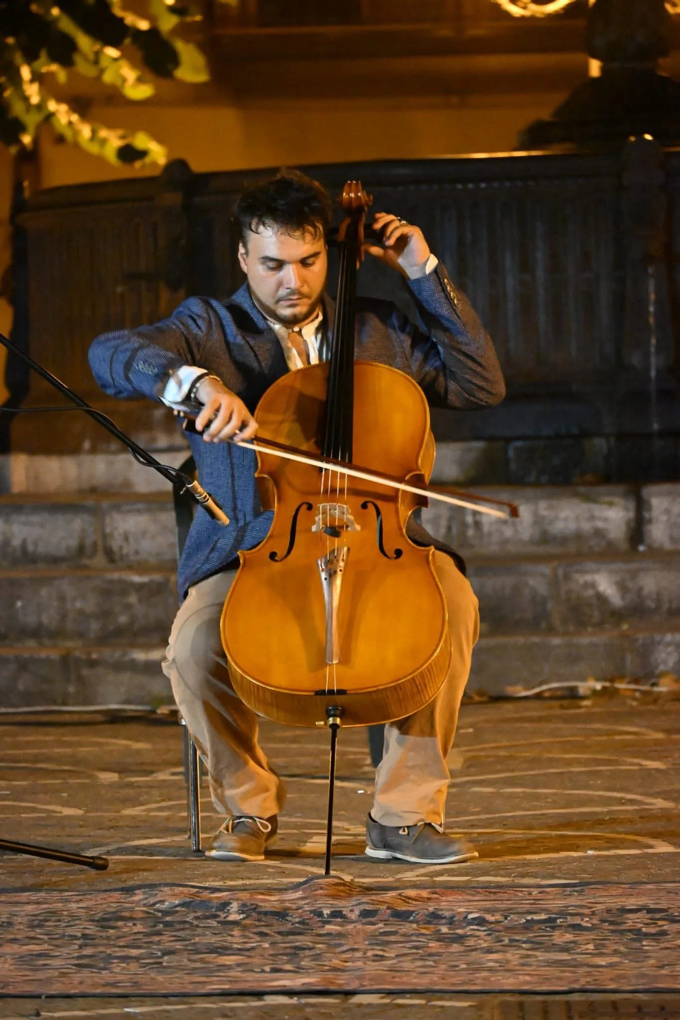 Angelo Federico durante un’esecuzione dal vivo con il violoncello